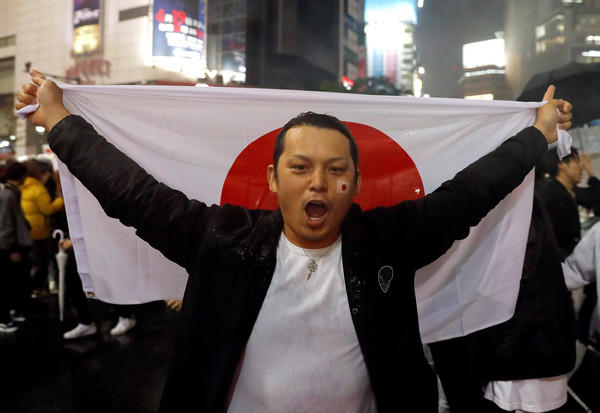 ▲▼令和時代第一天，東京街頭人潮狂歡。（圖／路透）