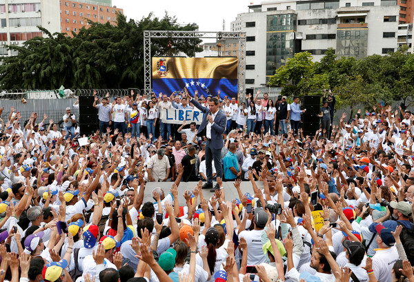 ▲▼委內瑞拉反對派領袖瓜伊多（Juan Guaido）號召推翻政府，群眾與軍方發生激烈衝突。（圖／路透社） 