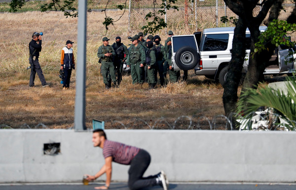 ▲▼委內瑞拉反對派領袖瓜伊多（Juan Guaido）號召推翻政府，群眾與軍方發生激烈衝突。（圖／路透社） 