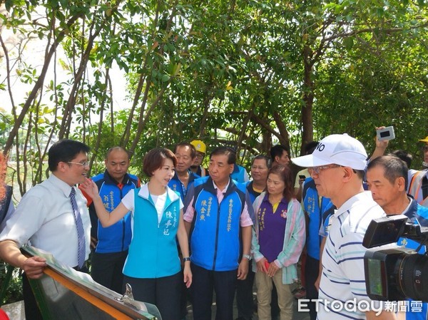 ▲台南市山海圳綠色隧道已被列為國家級隧道，其中郡安路四段電線地下化工程順利完成，要開始進入郡安路五段電線地下化準備工作，立委陳亭妃等人見證。（圖／記者林悅翻攝）