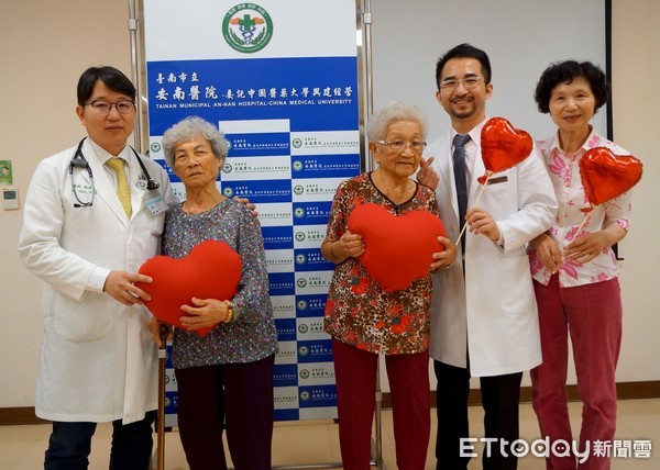 ▲88歲鄭林女士（右）及86歲陳林女士，開心地與台南市立安南醫院心臟外科陳偉華主任（左）、楊智鈞醫師合影。（圖／記者林悅翻攝）