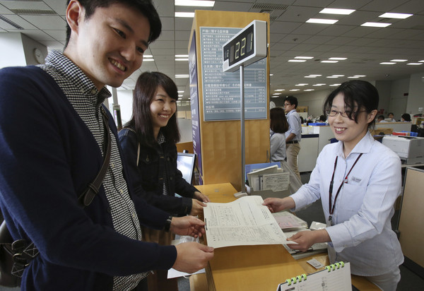 ▲▼日本民眾慶祝令和元年`,新人登記結婚。（圖／達志影像／美聯社）