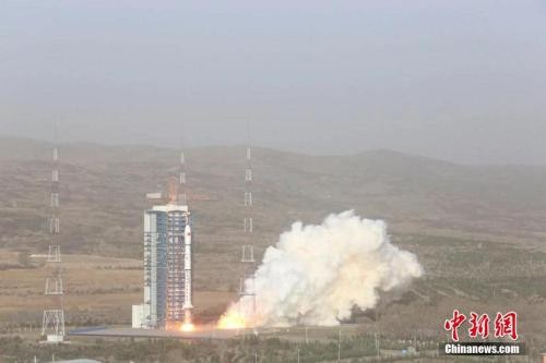 ▲北京時間4月30日6時52分，大陸在太原衛星發射中心以長征4號乙運載火箭發射天繪2號01組衛星。（圖／翻攝自《中新社》）