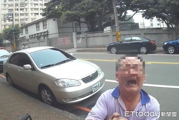 ▲身障男突然劇痛難忍，顧不得人車來往當街嚎啕大哭。（圖／平鎮警分局提供）