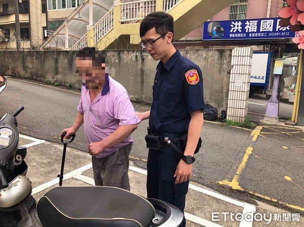 ▲暖警聞聲救援護送返家。（圖／平鎮警分局提供）