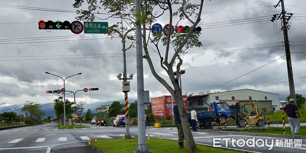 ▲▼宜蘭1日下午發生貨車快車道違規右轉不慎撞機車，同向遭撞女騎士受困車下，命危送醫搶救中。（圖／記者游芳男攝，下同）