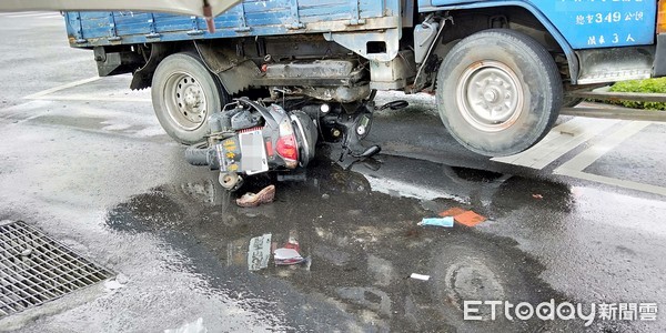 ▲▼宜蘭1日下午發生貨車快車道違規右轉不慎撞機車，同向遭撞女騎士受困車下，命危送醫搶救中。（圖／記者游芳男攝，下同）