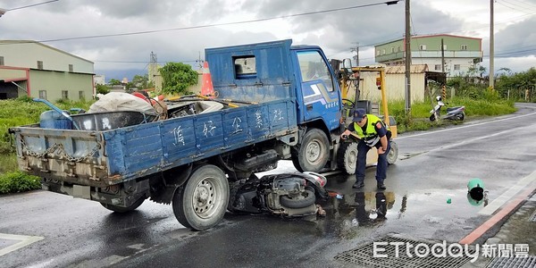 ▲▼宜蘭1日下午發生貨車快車道違規右轉不慎撞機車，同向遭撞女騎士受困車下，命危送醫搶救中。（圖／記者游芳男攝，下同）