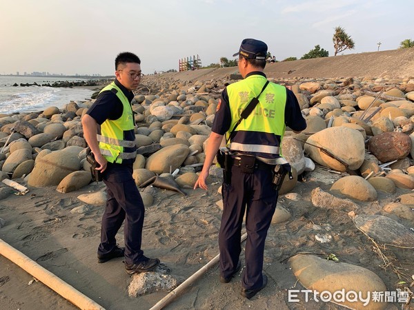 ▲▼李姓男子到台南訪友，海邊抓海鮮竟撿到日製骨董槍。（圖／民眾提供）