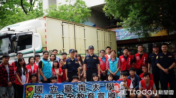 ▲台南市警交通警察大隊商借物流企業車隊，於台南大學舉辦「高高在上的視角」體驗活動。（圖／記者林悅翻攝，下同）