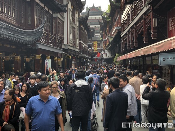 ▲上海著名景點「豫園」，連假第一天湧現人潮。（圖／記者魏有德攝）