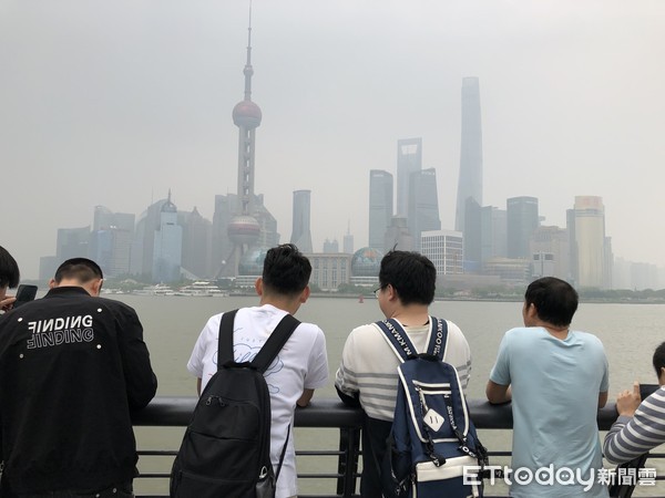 ▲上海空氣品質不佳，外灘觀景台遊客不若以往，看上去灰濛濛一片。（圖／記者魏有德攝）