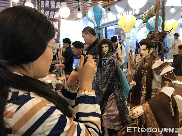 ▲霹靂布袋戲攤位吸引眾多粉絲前來朝聖。（圖／記者魏有德攝）