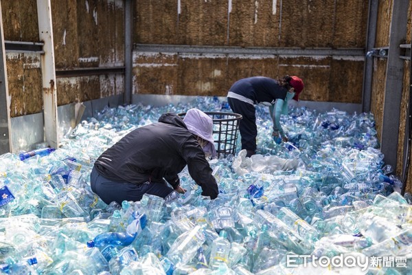 ▲▼為迎接5月浴佛節，慈濟中壢園區今年再度利用回收寶特瓶，做出千顆「環保水晶蘋果」贈送給參與浴佛的會眾結緣。（圖／慈濟基金會提供）