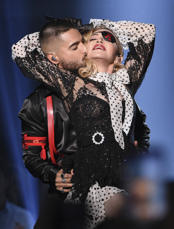 ▲▼2019年「告示牌音樂獎」（Billboard Music Awards）表演－泰勒絲（Taylor Swift）、強納斯兄弟（Jonas Brothers）、防彈少年團（BTS）與海爾希（Halsey）、瑪丹娜（Madonna）。（圖／達志影像／美聯社）
