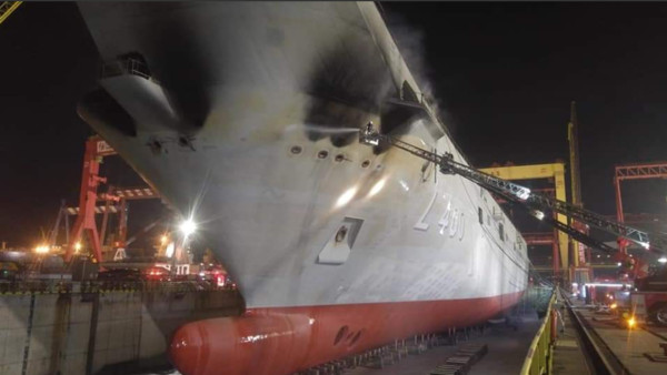 ▲▼ 「阿納多盧號」30日在塞德夫造船廠內失火。（圖／翻攝HosamDakhakhni推特）