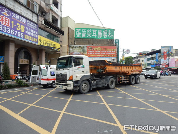 ▲砂石車與腳踏車相撞，91歲劉姓阿公送醫急救。（圖／記者唐詠絮翻攝）