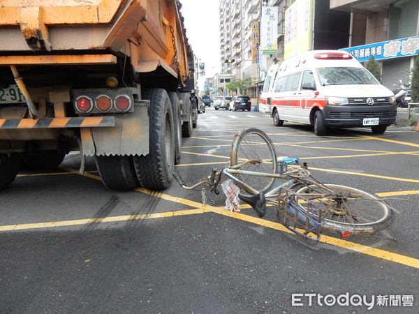 ▲砂石車與腳踏車相撞，91歲劉姓阿公送醫急救。（圖／記者唐詠絮翻攝）