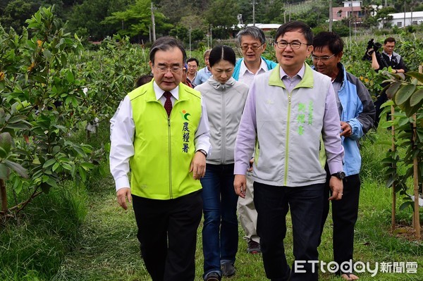 ▲立委劉櫂豪(右)特邀農糧署長胡忠一來台東釋迦園現勘。（圖／記者楊均典翻攝）