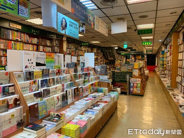 ▲▼謝謝45年來的支持！台北重慶南路老書店「建弘書局」熄燈倒數（圖／記者林育綾攝）