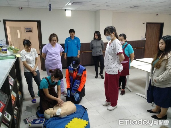 ▲台南市消防局3個月內完成全市115間長照、安養機構場所CPR暨AED宣導教學活動。（圖／記者林悅翻攝）