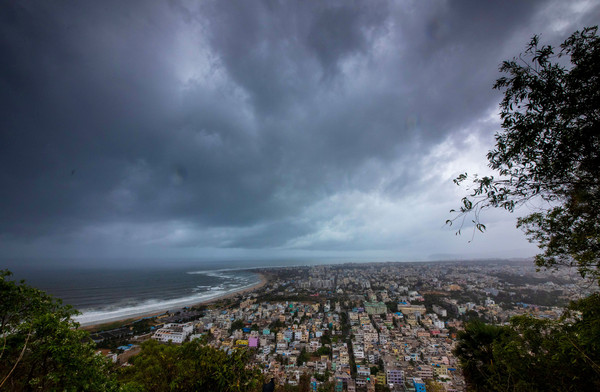 ▲▼氣旋法尼即將登陸印度東岸，沿海城市維薩喀巴坦（Visakhapatnam）天空烏雲密布。（圖／路透）