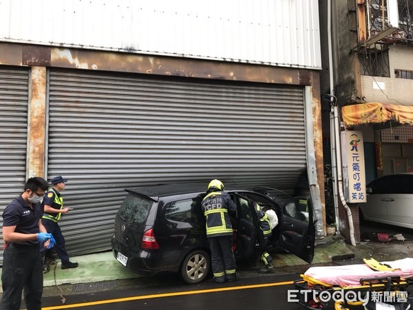 ▲▼男子開車不明原因衝撞民宅受困，消防隊搶救。（圖／記者李忠憲翻攝）