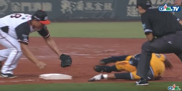 ▲中信兄弟陳偉漢神撲壘登上大聯盟。（圖／翻攝自CPBL）