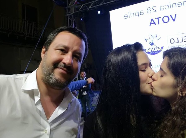 ▲▼義大利反同政客來自拍！19歲女女「甜蜜接吻」突襲。（圖／翻攝自IG／gaiaparr）
