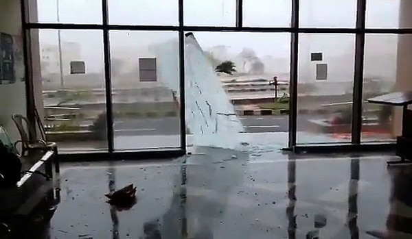 ▲▼「極強氣旋風暴」法尼（Fani）3日強襲印度，整片玻璃落地窗碎裂。（圖／路透）