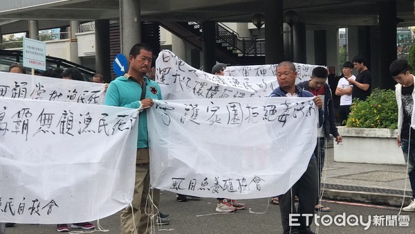 ▲台南沿海500多名養殖漁民反種光電齊聚台南市政府前大規模抗議，並轉進市議會向市長黃偉哲陳情。（圖／記者林悅翻攝，下同）