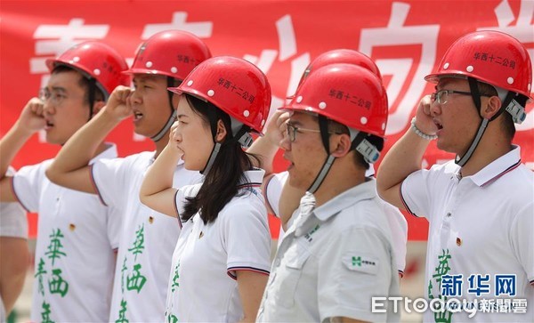 ▲▼大陸各地近期積極召開活動，迎接五四「青年節」的到來。圖為四川一家建築公司組織百名青年誓詞。（圖／翻攝自新華社）