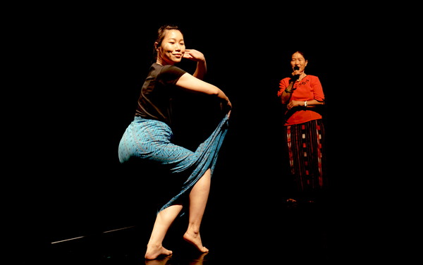 ▲▼  雲門第14屆流浪者計畫分享。流浪者彭豔婷和母親表演緬甸舞蹈。（圖／邱承漢攝影／雲門提供）