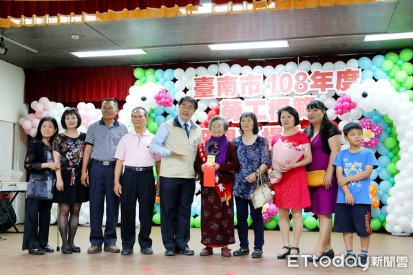 ▲「台南市108年勞工模範母親表揚大會」，市長黃偉哲一一向偉大的模範母親們致敬，感謝他們對家庭及子女的無私付出。（圖／記者林悅翻攝，下同）