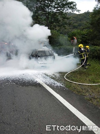 ▲▼屏東縣獅子鄉台9線壽卡往屏東方向4日中午發生火燒車            。（圖／記者陳崑福翻攝）