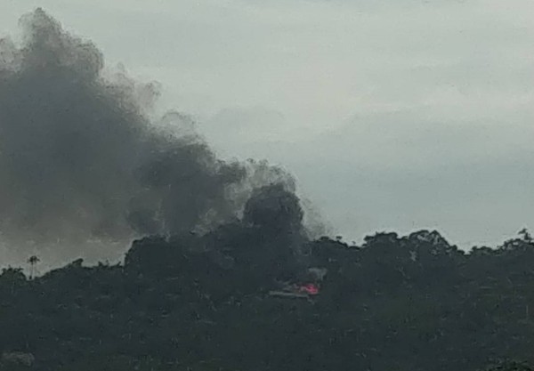 ▲▼警消獲報一處工寮冒出火煙，所幸到場人員已經疏散，目前正積極撲救。（圖／翻攝畫面）