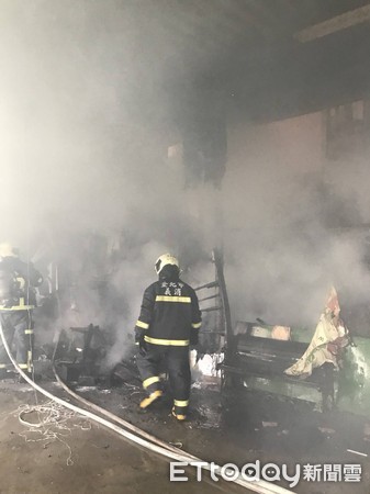 ▲▼警消獲報一處工寮冒出火煙，所幸到場人員已經疏散，目前正積極撲救。（圖／記者邱中岳翻攝）