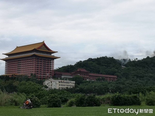 ▲▼警消獲報一處工寮冒出火煙，所幸到場人員已經疏散，目前正積極撲救。（圖／記者黃彥傑攝）