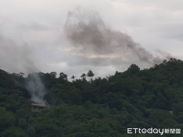 ▲▼警消獲報一處工寮冒出火煙，所幸到場人員已經疏散，目前正積極撲救。（圖／記者黃彥傑攝）
