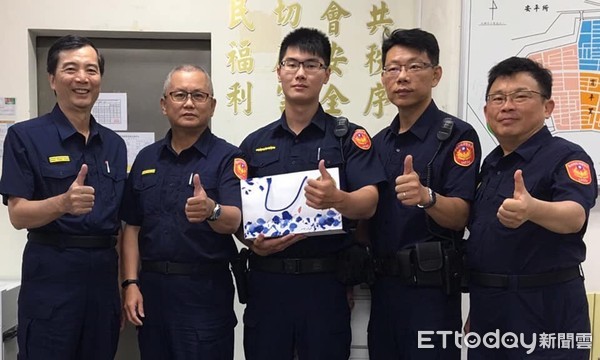 ▲台南市警四分局育平派出所巡佐范耕鳴、警員陳信宏，取締違規停車時，查獲林姓持有毒品及改造手槍。（圖／記者林悅翻攝，下同）