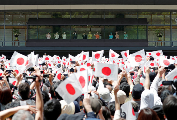 ▲▼日本新天皇德仁即位，4日首次露面接受國民參賀祝福，國民從皇居排到東京車站。（圖／路透）