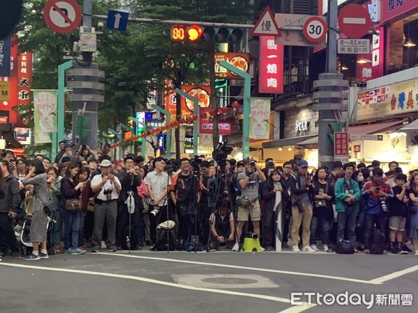 ▲▼5月4日，台北峨眉街，民眾搶拍懸日。（圖／記者胡順惠攝）