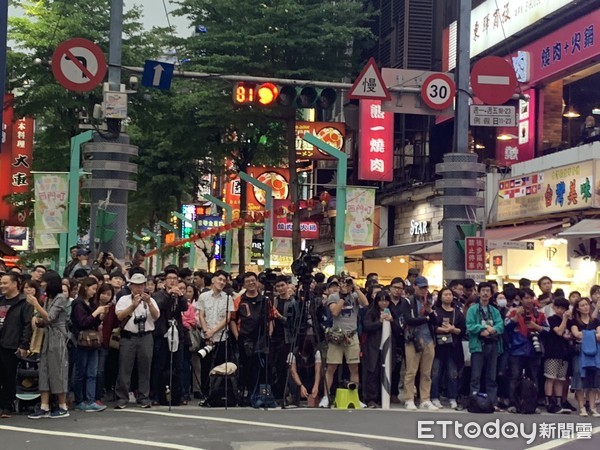 ▲▼5月4日，台北峨眉街，民眾搶拍懸日。（圖／記者胡順惠攝）