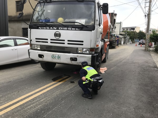 ▲▼ 太保婦人遭水泥車輾過暴頭身亡。（圖／記者翁伊森翻攝，下同）