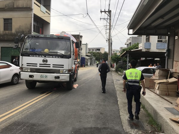 ▲▼ 太保婦人遭水泥車輾過暴頭身亡。（圖／記者翁伊森翻攝，下同）