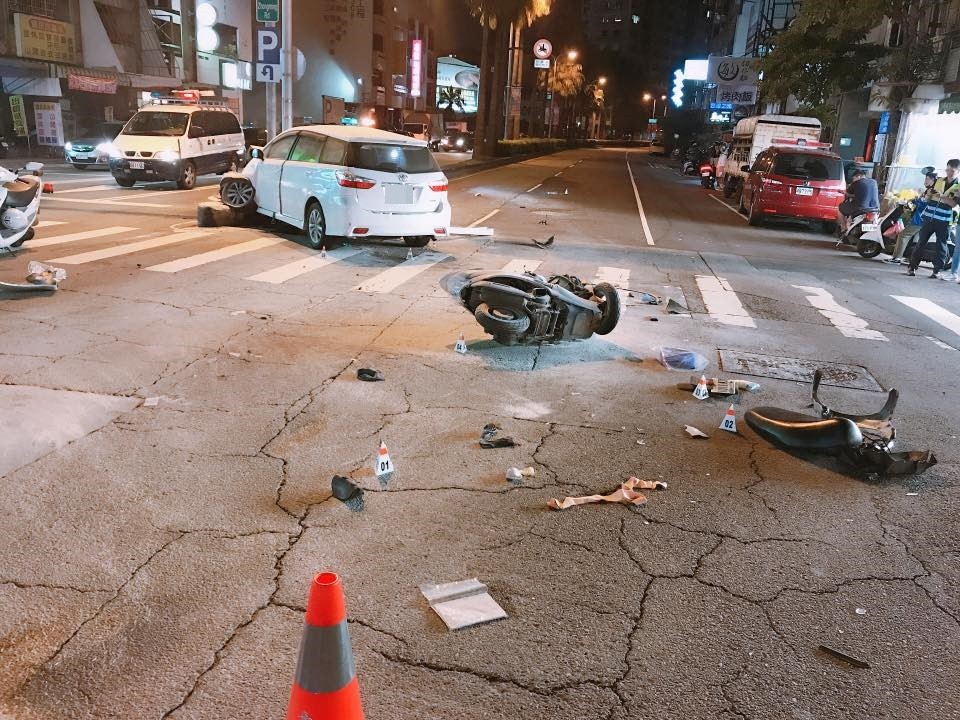 ▲▼台中機車撞休旅車起火　噴上安全島！25歲騎士卡車底命危。（圖／翻攝廖正淵臉書）