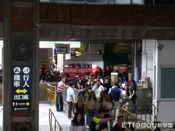 ▲▼鼓山輪渡站湧現貪食蛇人車潮。（圖／記者李唯甄攝）