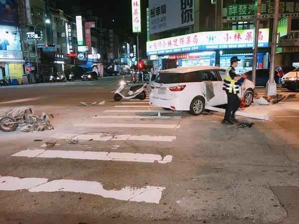 ▲▼台中機車撞休旅車起火　噴上安全島！25歲騎士卡車底命危。（圖／翻攝廖正淵臉書）