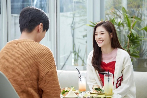 《因為初戀是第一次》置入介紹不少首爾知名咖啡及美食名店。（Netflix提供）