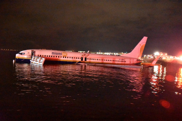 ▲▼ 美國佛州3日晚間一架波音737班機衝出跑道掉入河中。（圖／路透）